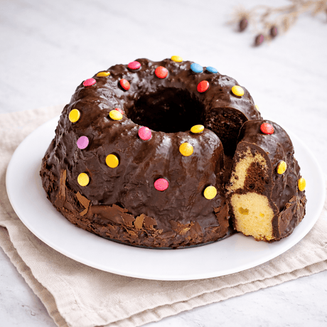Cafe Reinhardt Gugelhupf mit Schokoglasur und Smarties 1